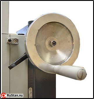 Вертикальный ход фрезерной головки составляет 370 мм. Перемещение осуществляется с помощью рукоятки, в нужном положении головка фиксируется винтовыми стопорами. фото №22 BF 20 Vario фото №22