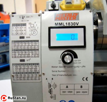 На станке установлено электронное бесступенчатое управление числом оборотов шпинделя. Данные о количестве оборотов шпинделя отображаются на цифровом дисплее на корпусе станка. фото №3 Metal Master MML 1830 V фото №3