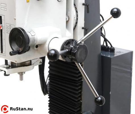 Вертикальный шпиндель снабжен звездчатой рукояткой быстрой подачи пиноли. фото №10 Вертикальный шпиндель снабжен звездчатой рукояткой быстрой подачи пиноли. фото №10