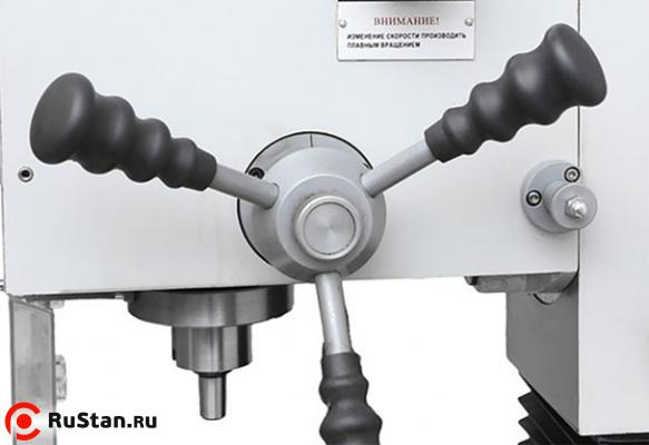 Вертикальный шпиндель снабжен звездчатой рукояткой. фото №8 Вертикальный шпиндель снабжен звездчатой рукояткой. фото №8