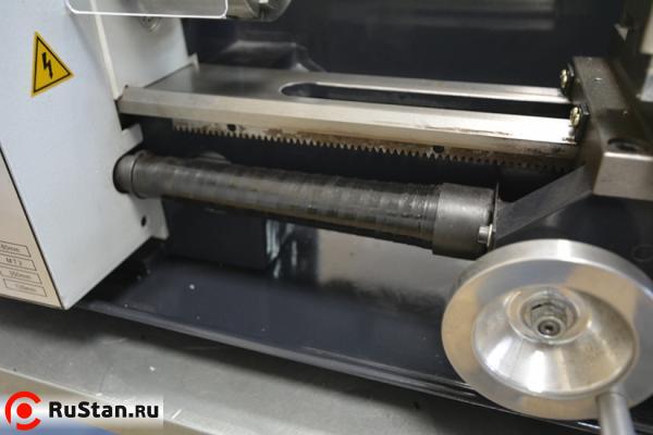 Станок оснащен защитой ходового винта, предотвращающей попадание стружки и дальнейший износ. фото №8 RED S712 фото №8